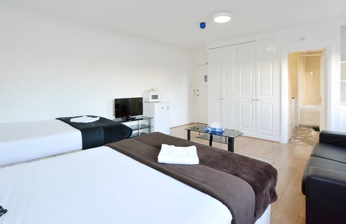 Dudden Hill Hotel | Twin Tower Hotel