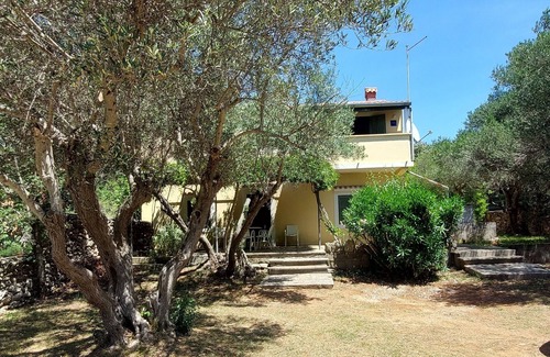 Punta Kriza Apartment | Two bedroom apartment with balcony and sea view Cove Pogana, Cres (A-21464-a)