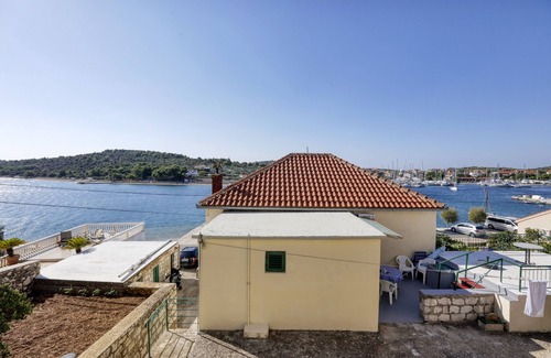 Jezera Apartment | Two bedroom apartment near beach Jezera, Murter (A-796-a)