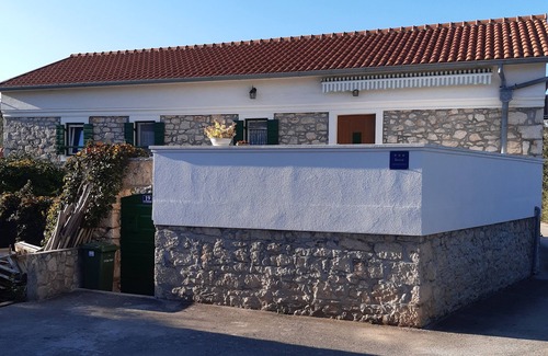 Lukoran Apartment | Two bedroom apartment with terrace Lukoran, Ugljan (A-11203-a)