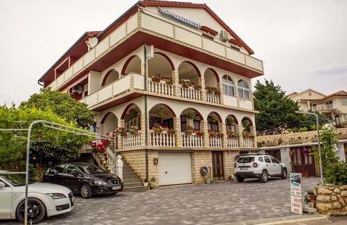 Lopar Apartment | Two bedroom apartment with balcony Lopar, Rab (A-22978-b)