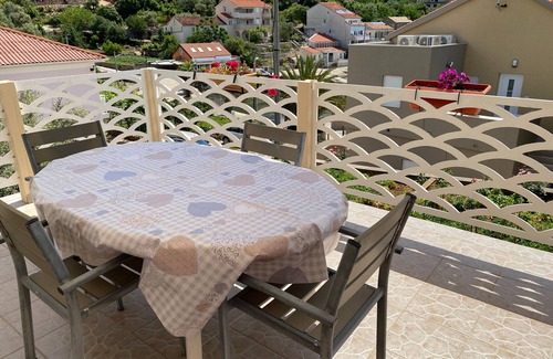Lun Apartment | Two bedroom apartment with terrace and sea view Lun, Pag (A-11781-a)