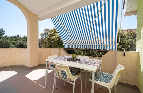 Mandre Apartment | Two bedroom apartment with terrace Mandre, Pag (A-22885-a)