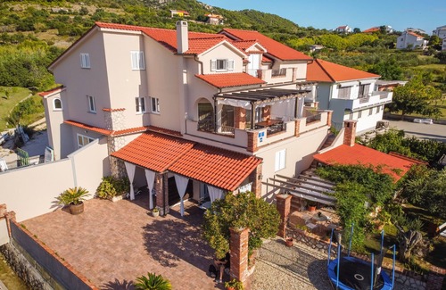 Banjol Apartment | Two bedroom apartment with balcony and sea view Banjol, Rab (A-19804-d)