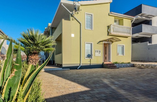 Vir Apartment | Two bedroom apartment with balcony and sea view Vir - Lozice, Vir (A-18593-b)