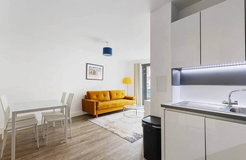 Hackney Apartment | Two-Bedroom Flat next to Station w/Roof Terrace