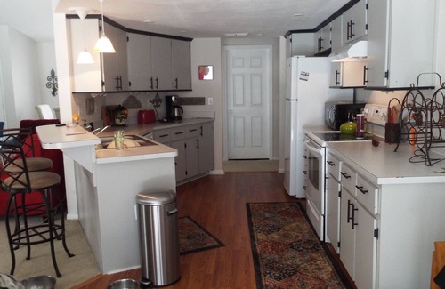 Spring Hill House | TWO BEDROOM HEATED POOL HOME - FREE CABLE AND WI-FI