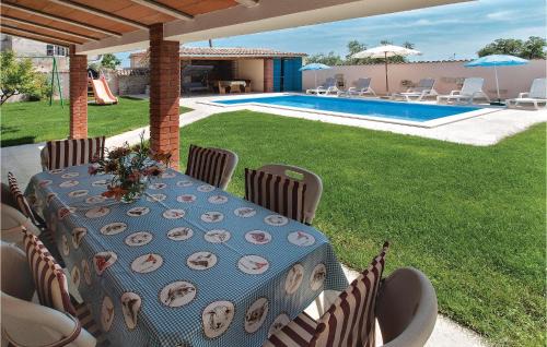 Divsici House | Two-Bedroom Holiday Home In Divsici