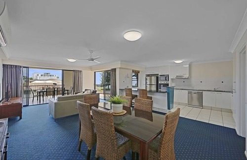 Bargara Apartment | Two Bedroom Ocean View apartment a stones throw from Bargara cafe life