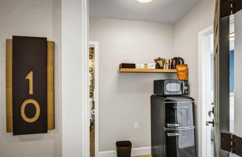 Vista Apartment | Two Bedroom-Queen in Master. Heart of Downtown Vista