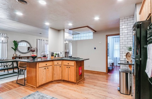 Norman House | Two blocks to OU Campus ~ Easy Access from I-35 ~ Nearby Park