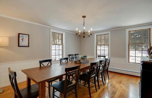 Moscow House | Two Chimneys: 5 br, a/c, fireplace, deck hot tub, firepit, garage