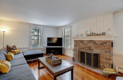 Moscow House | Two Chimneys: 5 br, a/c, fireplace, deck hot tub, firepit, garage