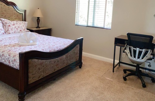 Eastvale House | Two Comfortable Rooms In A House (Two Beds + Free WiFi + Office Desk)