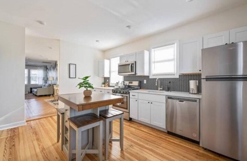 Lower Vailsburg Apartment | Two floor Urban Oasis: King Bed Near NYC Train