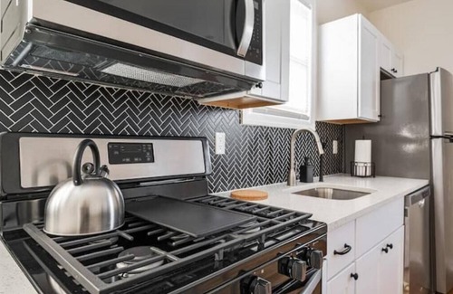 Lower Vailsburg Apartment | Two floor Urban Oasis: King Bed Near NYC Train