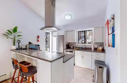 Quechee House | Two-level vacation rental with mountain view, pellet stove, W/D & full kitchen