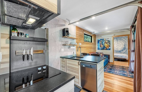 McCall House | Two Pines - Unique container home w/hot tub - Downtown - Trailer Parking - Pet friendly