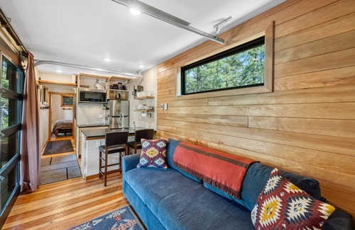 McCall House | Two Pines - Unique container home w/hot tub - Downtown - Trailer Parking - Pet friendly