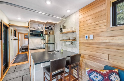 McCall House | Two Pines - Unique container home w/hot tub - Downtown - Trailer Parking - Pet friendly