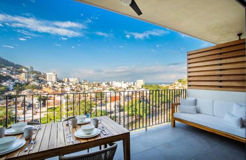 El Caloso House | Two Pools, Bar & Gym | Casa Medianoche at Oasis