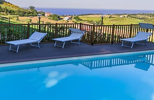 Capodarco Cottage | TWO-ROOM APARTMENT NO.2 - Country House "La casa di Carla", Free Swimming Pool, 3 km from the sea