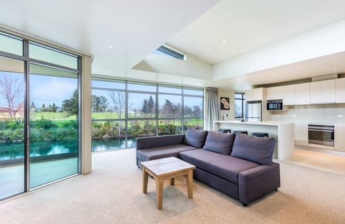 Taupo House | Two Views - Close to Town