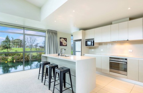 Taupo House | Two Views - Close to Town