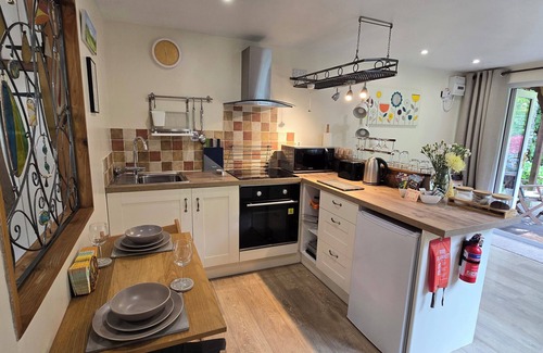 Newcastle Emlyn Cottage | TY BARDDU, pet friendly, with a garden in Newcastle Emlyn