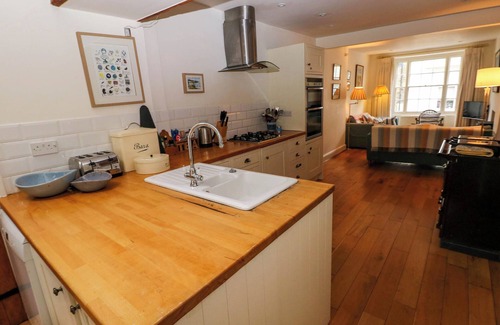 Newport Cottage | TY CLYD, pet friendly, with open fire in Newport, Pembrokeshire
