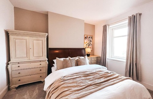 Newport House | Ty Crindau by Solace Stays (Pool Table)