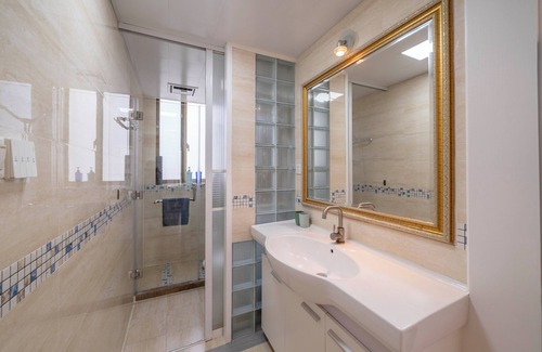 Changning Bed & Breakfast | Tyms Gubei Elegant 3BR 2BA APT