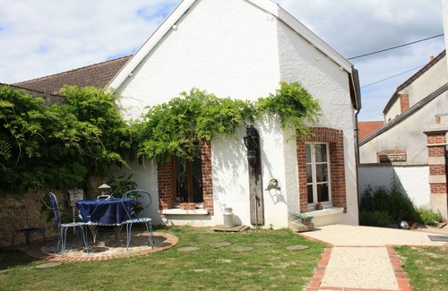 Cramant Cottage | Typically Champagne house with enclosed courtyard garden and 7km from Epernay