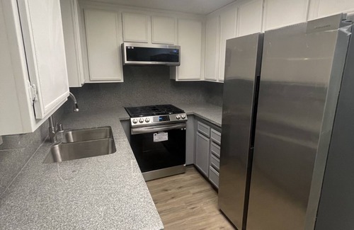 West Los Angeles Condo | UCLA adj 2-bedroom pet friendly condo in Westwood, Los Angeles with pool