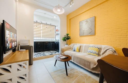 Old Quarter Apartment | UINQUE Railway View Apartment - SPACIOUS & PRIVATE