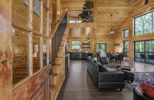 Logan Cabin | Ultimate Comfort in Rustic Hocking Hills-Hot tub, Firepit, Gameroom, Golden tee.