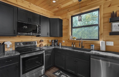 Logan Cabin | Ultimate Comfort in Rustic Hocking Hills-Hot tub, Firepit, Gameroom, Golden tee.