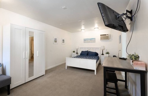 Southeastern Sacramento House | Ultimate East Sacramento Haven-Ideal Location