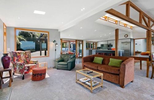 Hilltop Villa | Ultimate Retreat - Spacious with stunning lake views, natural mineral spa and underfloor heating.