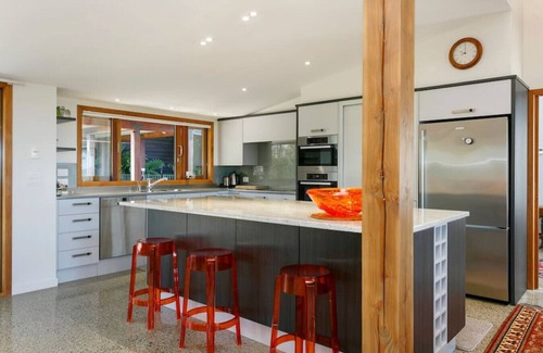 Hilltop Villa | Ultimate Retreat - Spacious with stunning lake views, natural mineral spa and underfloor heating.