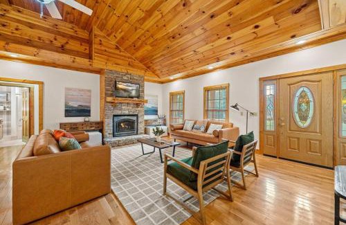 Sevierville Apartment | Ultimate Smoky Escape W Fun Games Hot tub & more