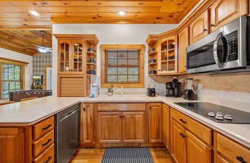 Sevierville Apartment | Ultimate Smoky Escape W Fun Games Hot tub & more