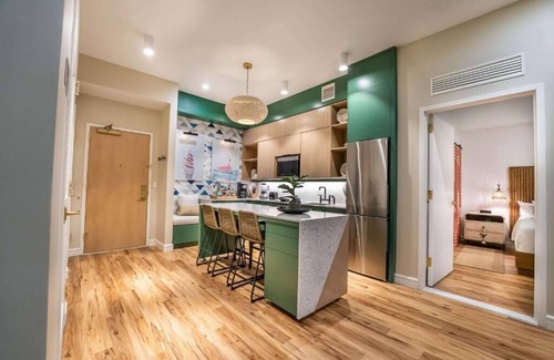 Bay Lake Hotel | Ultimate Theme Park Haven: Swimming Pool, Free Shuttle & Breakfast, Pets Allowed