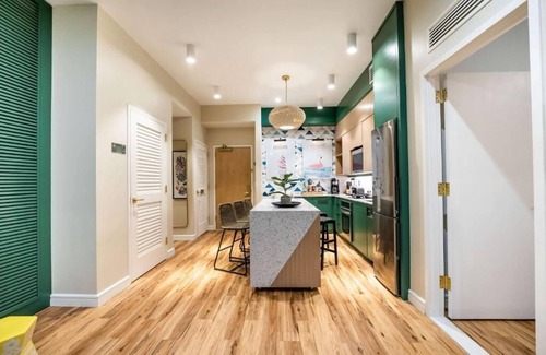 Bay Lake Hotel | Ultimate Theme Park Haven: Swimming Pool, Free Shuttle & Breakfast, Pets Allowed