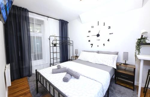Harrow Apartment | Ultra central, Near station 2BR 2BATH 6Sleep