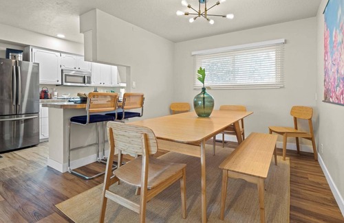 Central Rim House | Ultra Comfort + Style! NEW HOT TUB! Covered Patio, BBQ, Fire Pit & More! >10 min to Downtown & BSU!