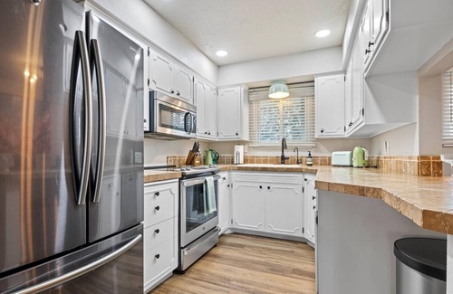 Central Rim House | Ultra Comfort + Style! NEW HOT TUB! Covered Patio, BBQ, Fire Pit & More! >10 min to Downtown & BSU!