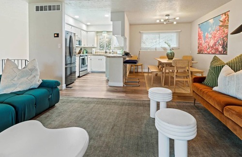 Central Rim House | Ultra Comfort + Style! NEW HOT TUB! Covered Patio, BBQ, Fire Pit & More! >10 min to Downtown & BSU!