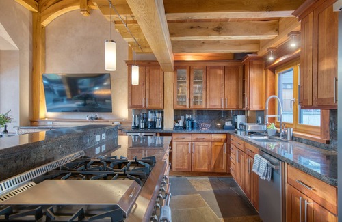 Silvertip House | Ultra-Luxury 7880sqft Ridgeside Villa w/Concierge