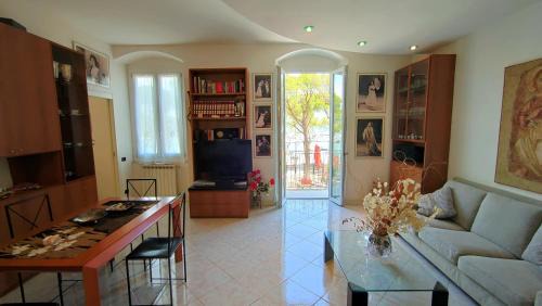 Fezzano Apartment | UN BALCONE IN PINETA